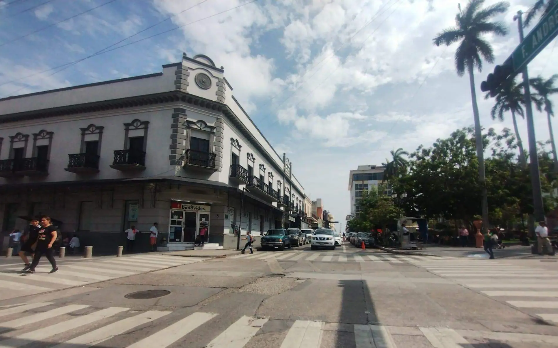 12-2_02_El edificio Gorrochotegui que albergó el café Álcazar y al Casino Tampiqueño. Paulo Monsiváis 